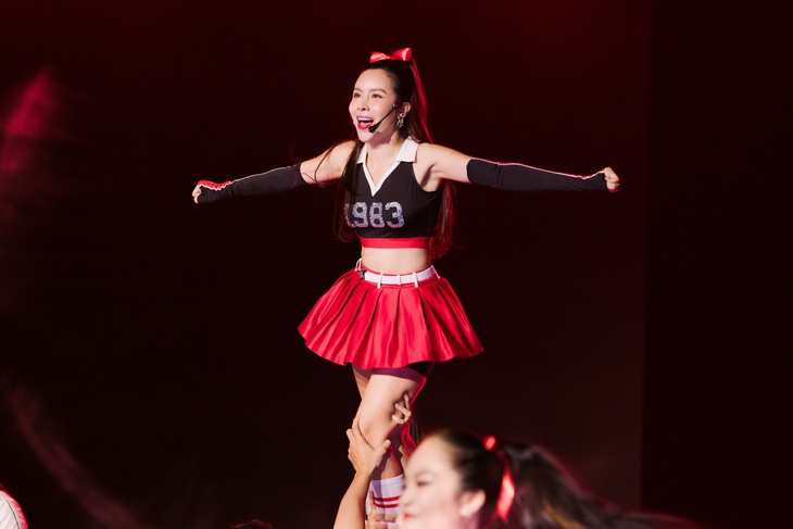 Lưu Hương Giang gây bất ngờ khi trở thành flyer ở tuổi 40