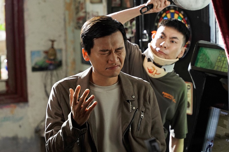 “Mr. Cần Trô” - Xuân Nghị   trở thành một “dấu chấm hỏi” khi lần lượt đứng cùng khung hình với nhóm bạn “săn mồi” lẫn “tổng tài” Trực.