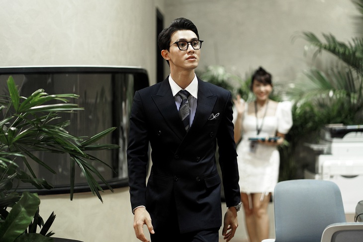 Trần Ngọc Vàng ngoài vẻ bảnh bao chuẩn “tổng tài”, nam diễn viên còn gây “thót tim” bởi những phân cảnh “tác động vật lý” lên các nhân vật khác một cách vô cùng mạnh bạo.