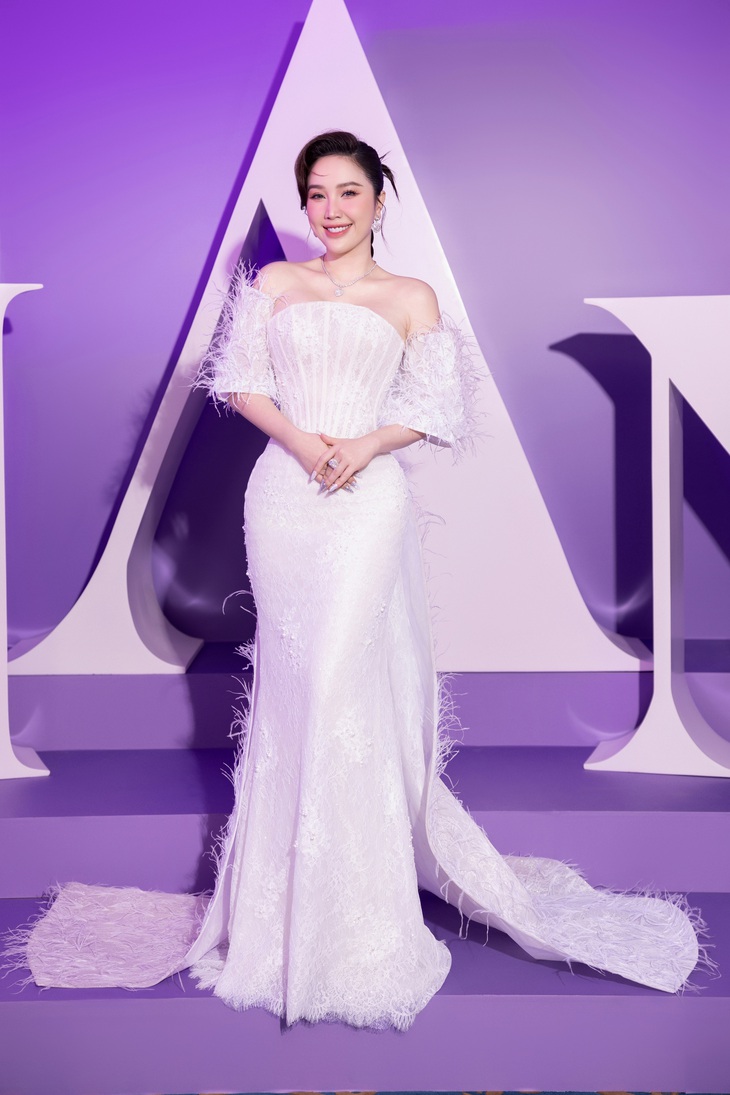 Cũng trong sự kiện dạ tiệc, ca sĩ Bảo Thy xuất hiện với đầm sequin đuôi váy dài thướt tha, khoe body nuột nà sau khi vượt qua quãng thời gian xuống tinh thần vì tăng cân sau khi sinh. Được biết nữ ca sĩ đã nỗ lực và nhờ tới các phương pháp làm đẹp hỗ trợ khoa học để giảm tới 18kg, lấy lại vóc dáng thon gọn.