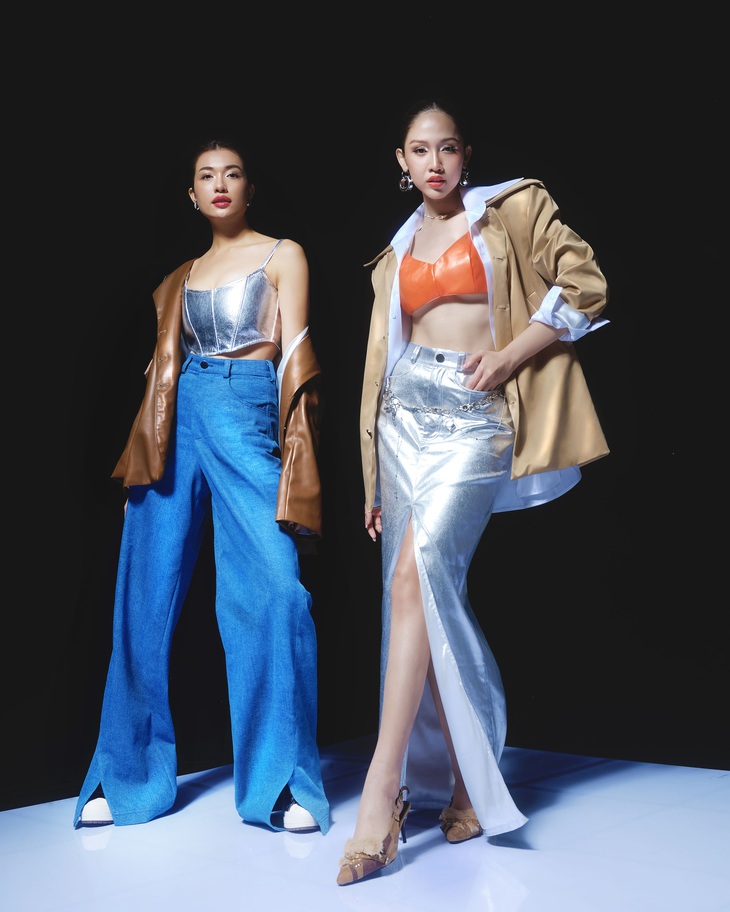 Lệ Hằng diện áo hai dây, khoác hờ hững chiếc blazer, kết hợp cùng quần baggy và giày thể thao năng động. Cô được người hâm mộ đánh giá là một trong những người đẹp có gương mặt chuẩn beauty queen.