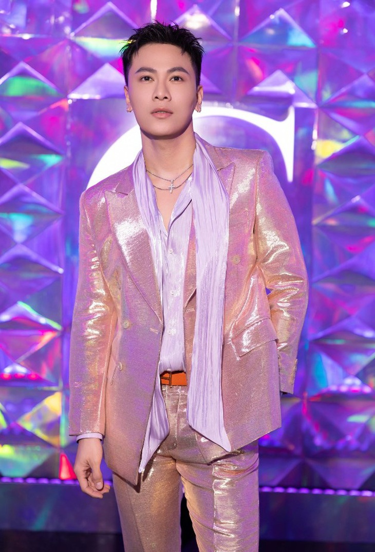 Mai Tiến Dũng chia sẻ lần đầu tiên được tham dự một dạ tiệc mà toàn các bông hoa xinh đẹp như thế này, khiến cho anh hát cũng thăng hoa hơn rất nhiều, đồng thời cũng bày tỏ sự ngưỡng mộ với độ chịu chi cho dạ tiệc của bà chủ.