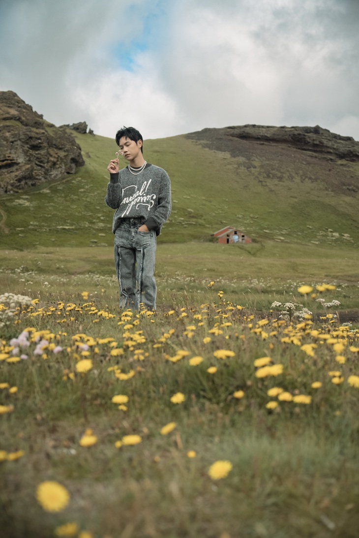 Sở hữu chất giọng trẻ trung, mang âm hưởng hiện đại, màn thể hiện của JSOL đem lại cảm giác dễ chịu, tạo không gian cực "chill" cho người nghe.