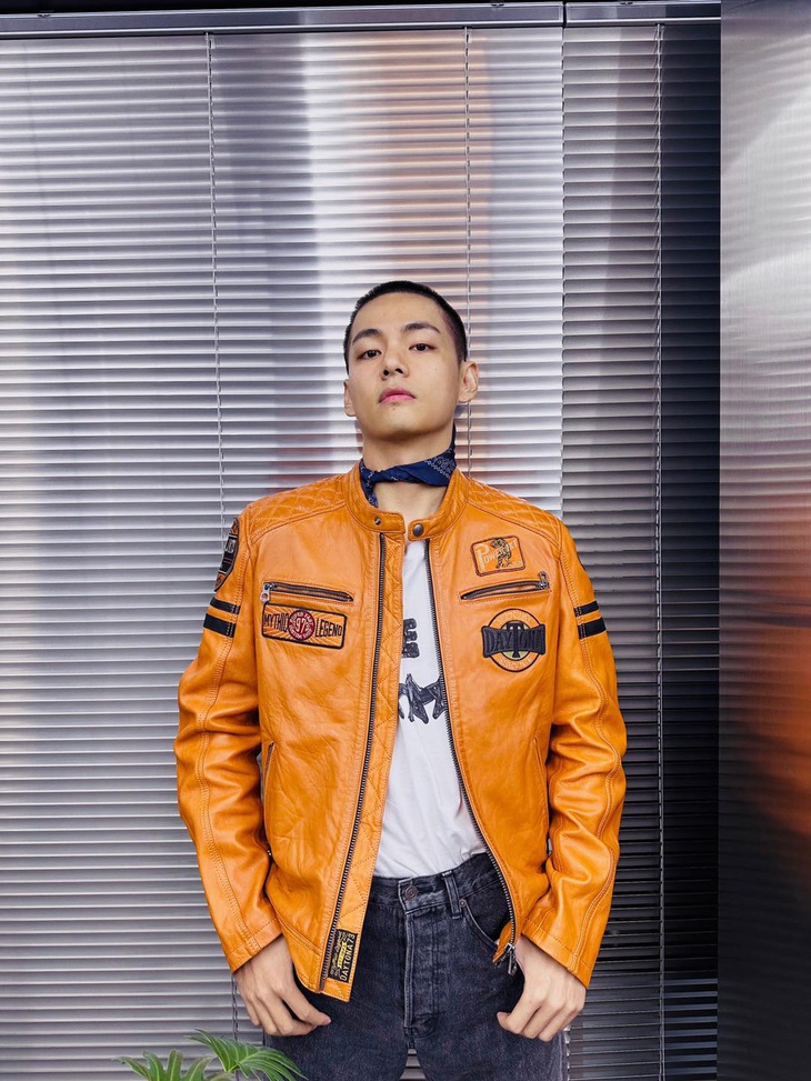 Ngay sau màn "chiêu đãi" gây sốc, V trở lại với hình ảnh điển trai và nghiêm túc gửi lời chào khán giả để gia nhập quân đội trong ngày 11-12