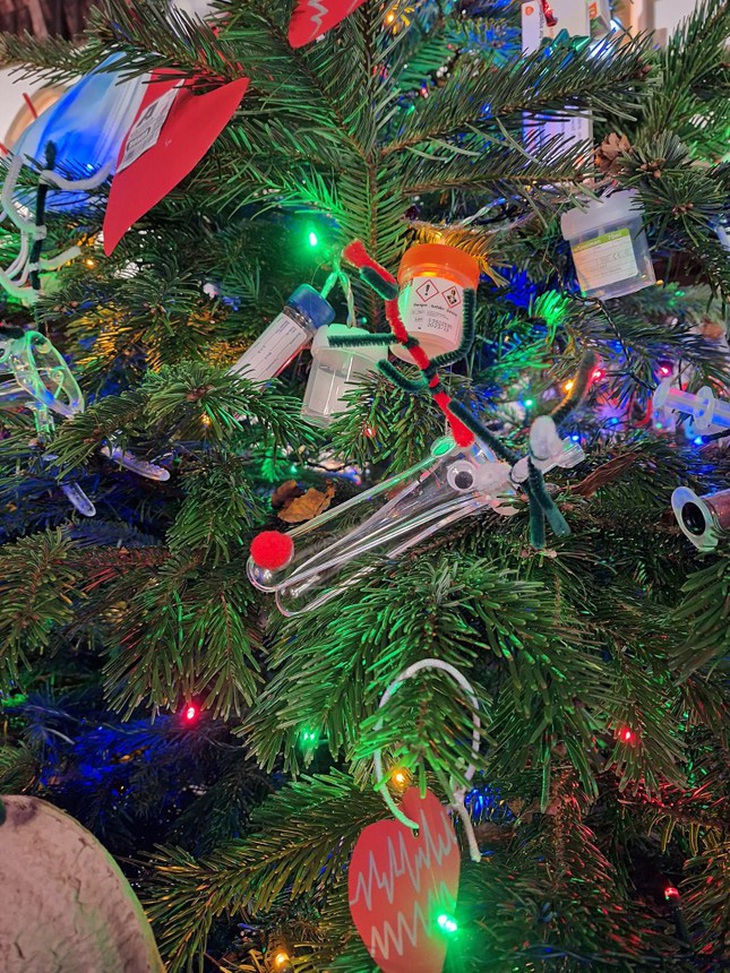 Thậm chí, lọ thuốc, kim tiêm... cũng trở thành những vật dụng trang trí để cây thông thêm độc - lạ.