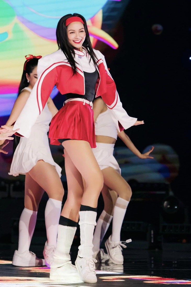 Nàng hậu tự nhận là thành viên yếu nhất dàn cast Chị đẹp đạp gió rẽ sóng