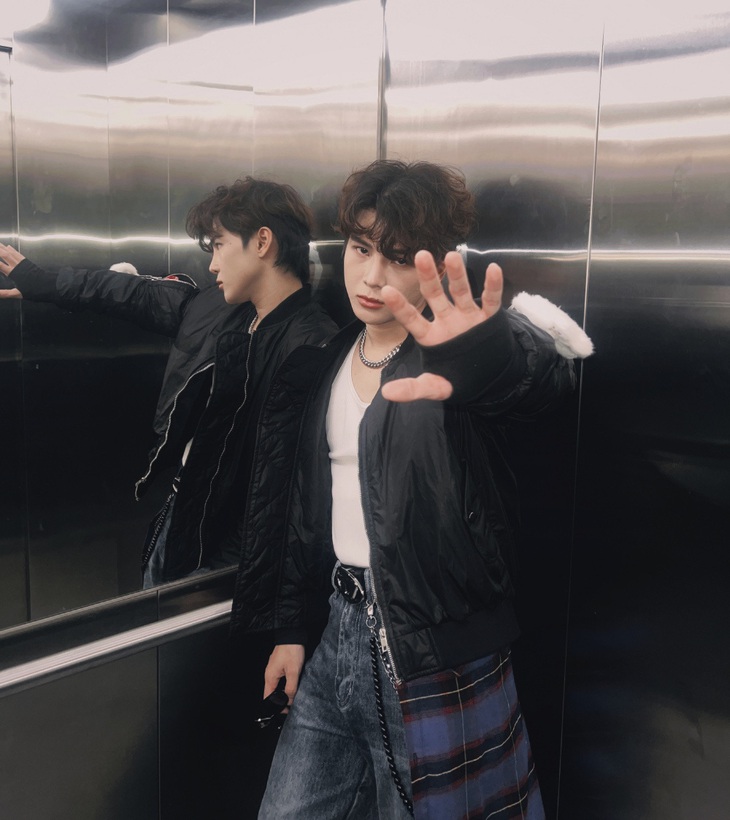 Cách chơi chữ thú vị của Phạm Đình Thái Ngân trong MV được khen ngợi