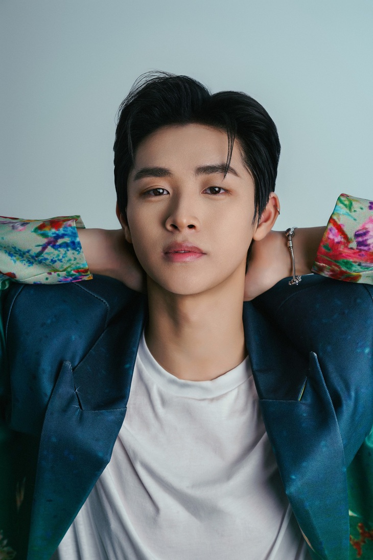 &nbsp;Em đợi anh lâu chưa? được nhạc sĩ Trid Minh “đo ni đóng giày” cho giọng hát và phong cách của CONGB. Nội dung ca khúc xoay quanh một cặp đôi dần trở nên thân thiết sau thời gian dài trò chuyện và chia sẻ những cảm xúc vui, buồn qua mạng xã hội, sau đó được gặp nhau ngoài đời thật.