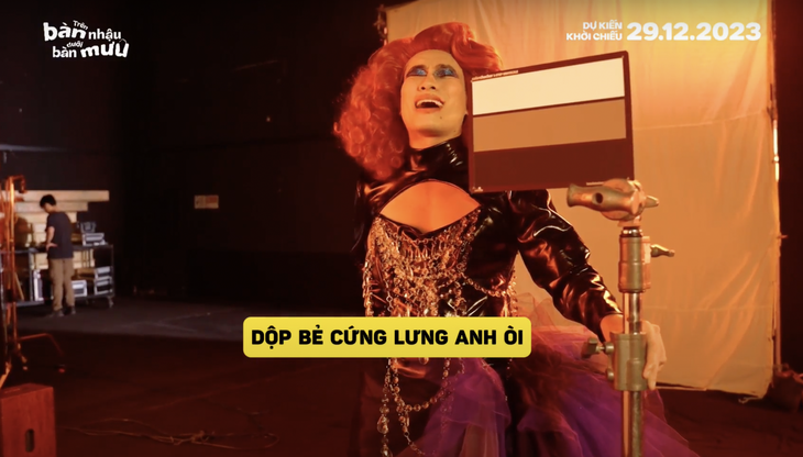 Kiều Minh Tuấn “hờn dỗi” ê kíp vì không cổ vũ cho mình lúc đang nhiệt tình “khoe” vũ đạo “nóng bỏng” trên sân khấu.