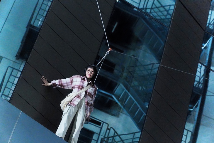 Diệu Nhi khiến khán giả thót tim với phân cảnh mò mẫm đi trên vách tường.