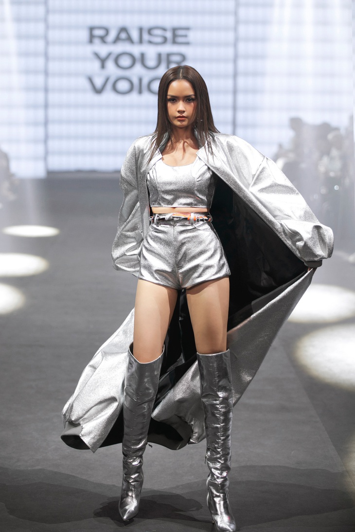 Người đẹp mặc áo crop-top, quần short, khoác áo choàng quét đất, catwalk đầy cuốn hút. Lối trình diễn dứt khoát của Ngọc Châu giúp cô toát lên vẻ quyền lực của một nữ hoàng sắc đẹp.