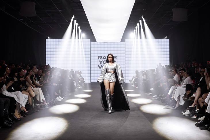 Xuất hiện trên sân khấu với vị trí vedette trong bộ sưu tập Raise your voice, hoa hậu Ngọc Châu thu hút mọi ánh nhìn.