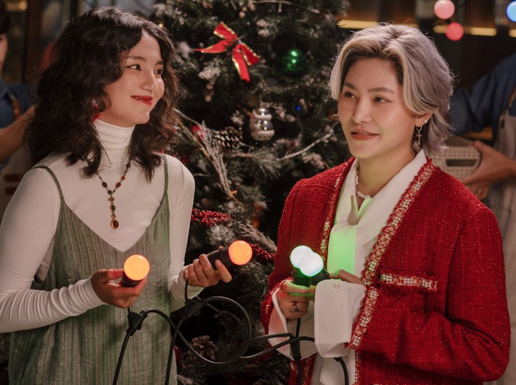 Khác với những video trước chỉ đóng vai người kể chuyện, Vicky Nhung lại đa dạng màu sắc diễn xuất hơn trong MV 'Bỗng dưng muốn yêu'.