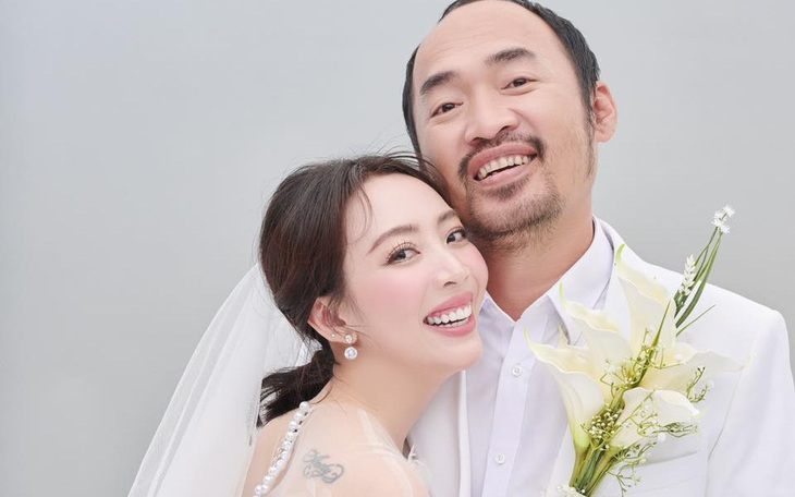 Tiến Luật cầu hôn Thu Trang bằng một chiếc bánh bao