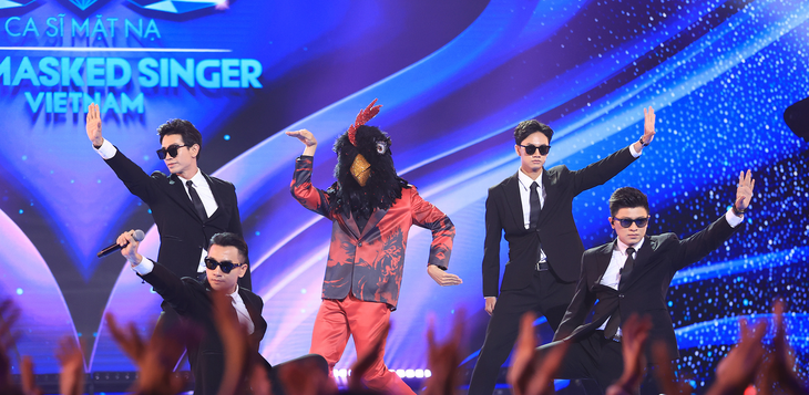  Ngô Kiến Huy với mascot trong tập 10 