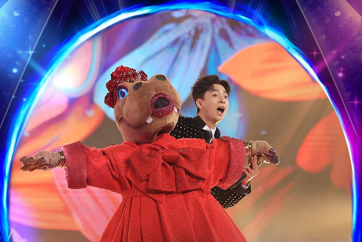 Ngô Kiến Huy luôn làm tốt vai trò kết nối cảm xúc của người chơi và khán giả tại The masked singer - Ca sĩ mặt nạ.