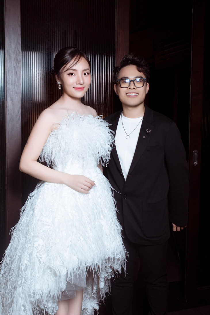 Gật đầu là ca khúc được sáng tác bởi nhạc sĩ trẻ Đoàn Minh Quân (phải), qua sự đầu tư nghiêm túc, chỉn chu của Nhật Thủy, hứa hẹn sẽ trở thành bản hit mùa cưới quốc dân.