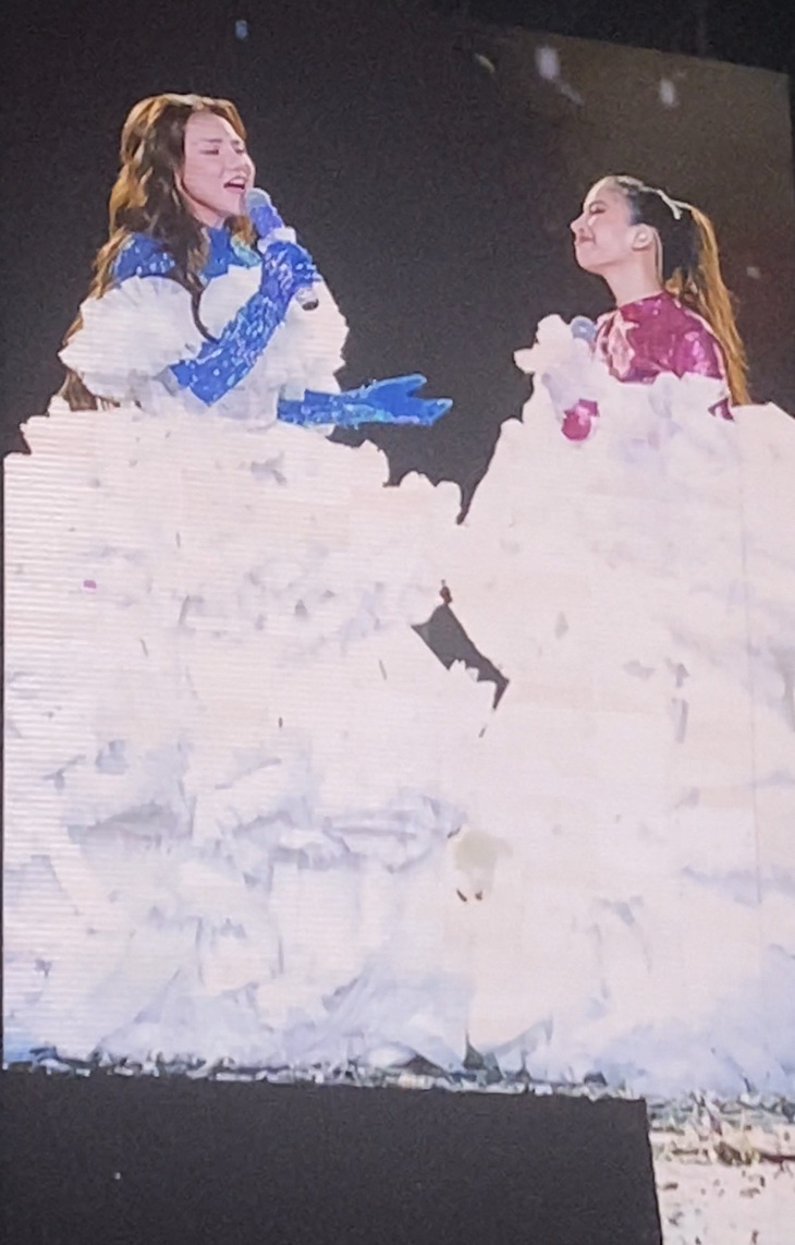 Bản mash up cực cháy Anh chưa thương em đến vậy đâu - Rồi em sẽ gặp chàng trai khác của "Lady Mây" Myra Trần và "Nàng Mây" Lâm Bảo Ngọc.