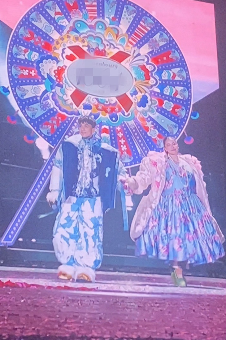 "Bé Hà Mã" Hippo Happy tình tứ nắm tay "crush" Kỳ Lân Lãng Tử trên sân khấu