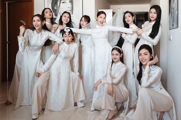 Diễm My 9X bên dàn phụ dâu trong đám cưới hôm 16-12.