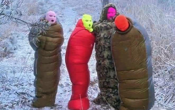 Ảnh vui 18-12: Tôi và nhóm bạn rủ nhau trải nghiệm tuyết rơi