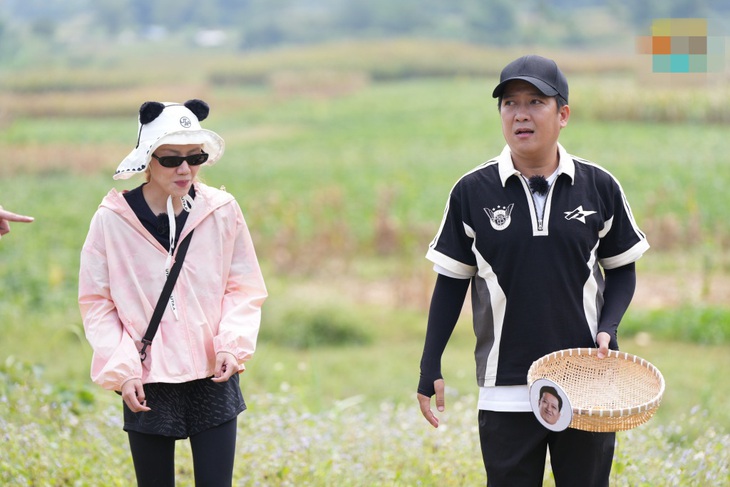 Trường Giang gọi nữ ca sĩ là "quả báo", thậm chí "cô gái vàng trong làng lừa đảo" vì lần đầu chơi game show đã làm gián điệp