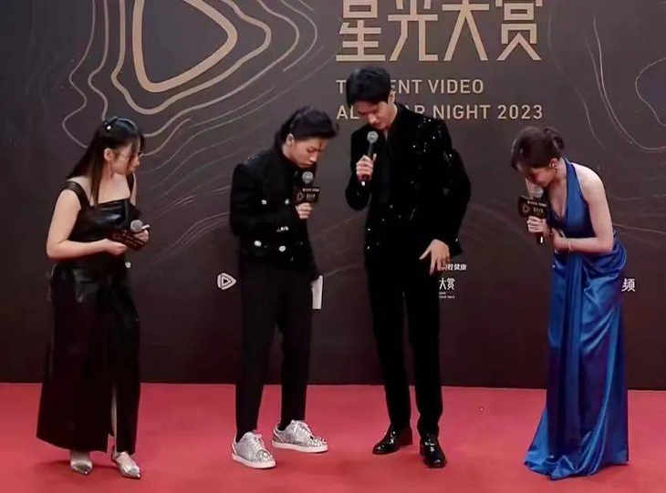 Đang nói chuyện ngon lành, Cung Tuấn loay hoay tìm đồ bị rơi. Thậm chí, phía studio của nam diễn viên cũng đăng tin tìm giúp đồ thất lạc