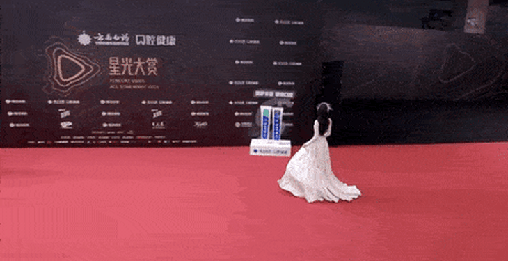 Địch Lệ Nhiệt Ba đi lạc thảm đỏ khiến nhiều người dở khóc dở cười