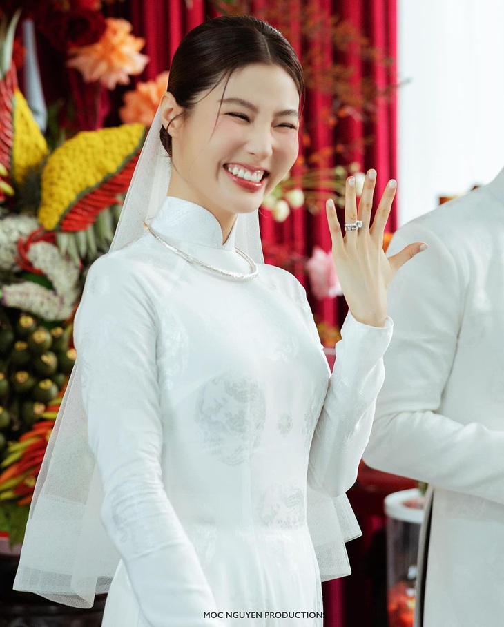 Cô dâu Diễm My 9X khoe nhẫn kim cương "cỡ khủng" vừa được trao trong hôn lễ