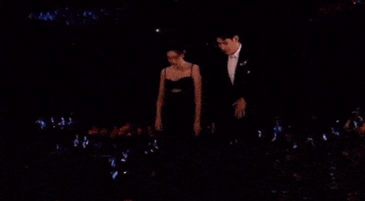 Mạnh Tử Nghĩa vấp té trên sân khấu, nhưng được sự giúp đỡ của Nhậm Hào đã nhanh chóng đứng dậy