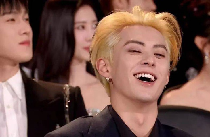 Nụ cười của Vương Hạc Đệ dưới sân khấu khi Mạnh Tử Nghĩa đang run sợ trên sân khấu đã khiến nhiều người dở khóc dở cười