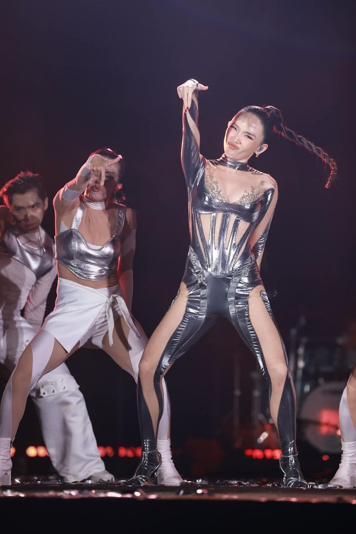 Không quên réo tên Trúc Nhân - ca sĩ nổi tiếng với nhiều lần tự dìm hàng một cách lầy lội