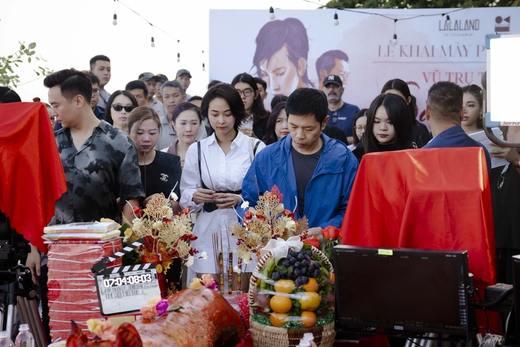 Nam diễn viên Thái Hòa gây tò mò với công chúng khi xuất hiện trong buổi khai máy của 'Vũ trụ tiểu tam' sau hàng loạt thành công lớn