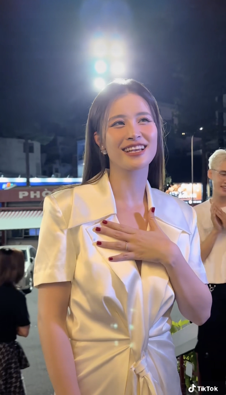 Đông Nhi nán lại sau đêm diễn để trò chuyện cùng fan