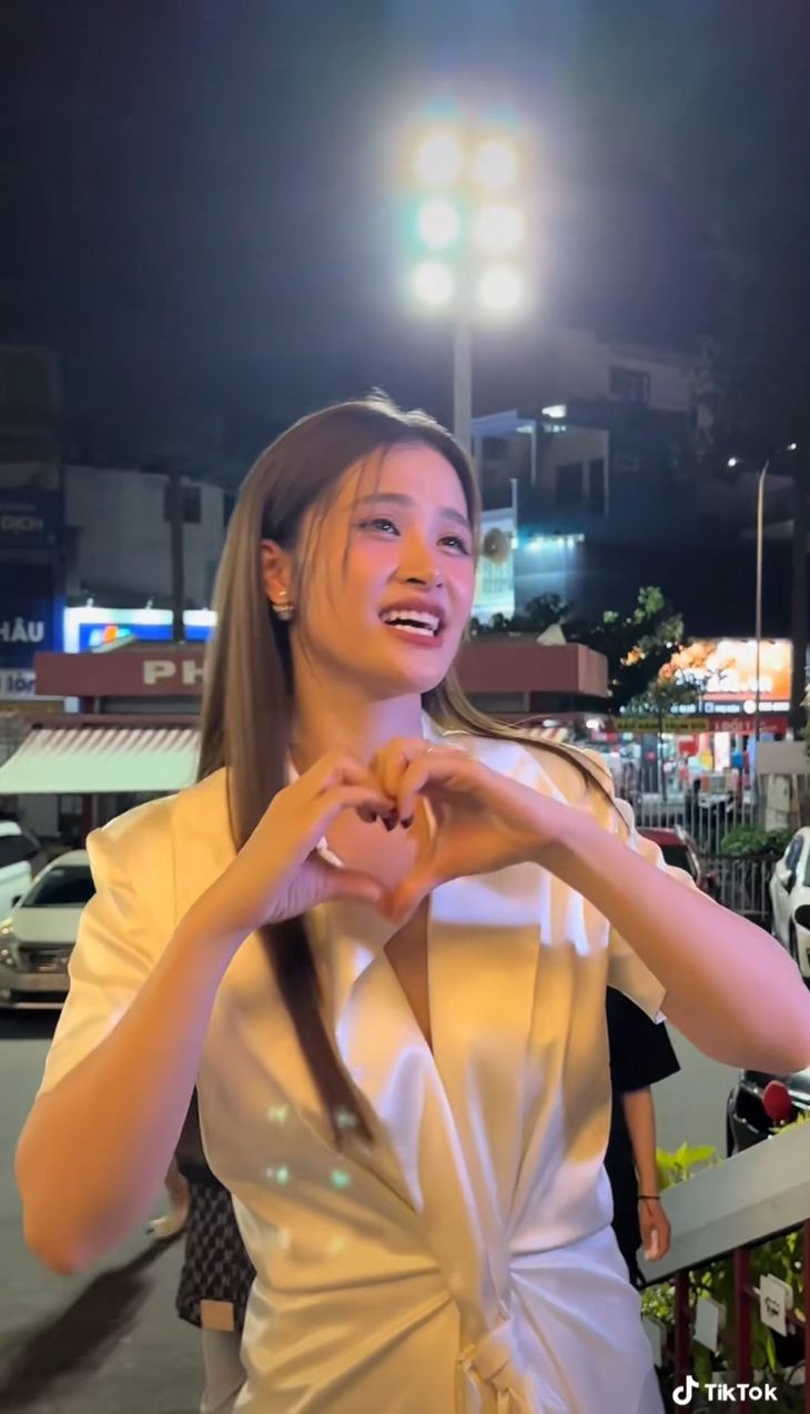 Đông Nhi nổi tiếng là ca sĩ chiều fan bậc nhất Vbiz