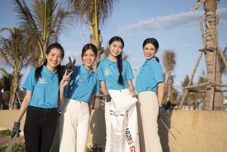 Dàn thí sinh hăng say "lượm rác" trên bãi biển