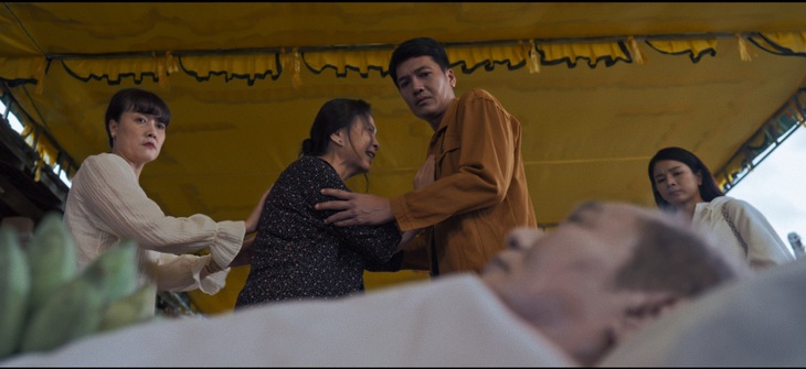 Nam (Quang Tuấn) gặp nhiều hiện tượng kỳ dị sau cái chết kinh hoàng của cha