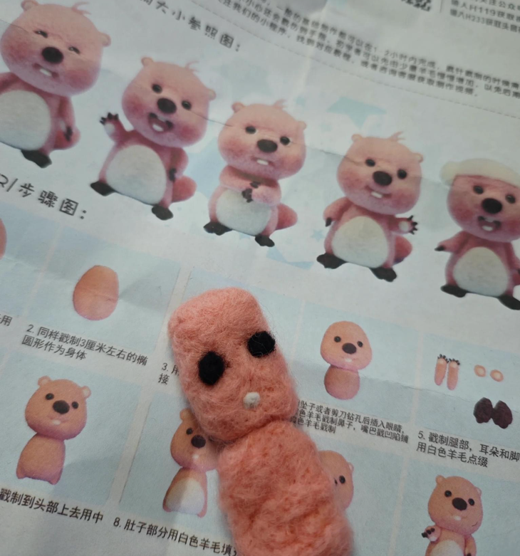 Cũng giống, mà giống mỗi cái màu.