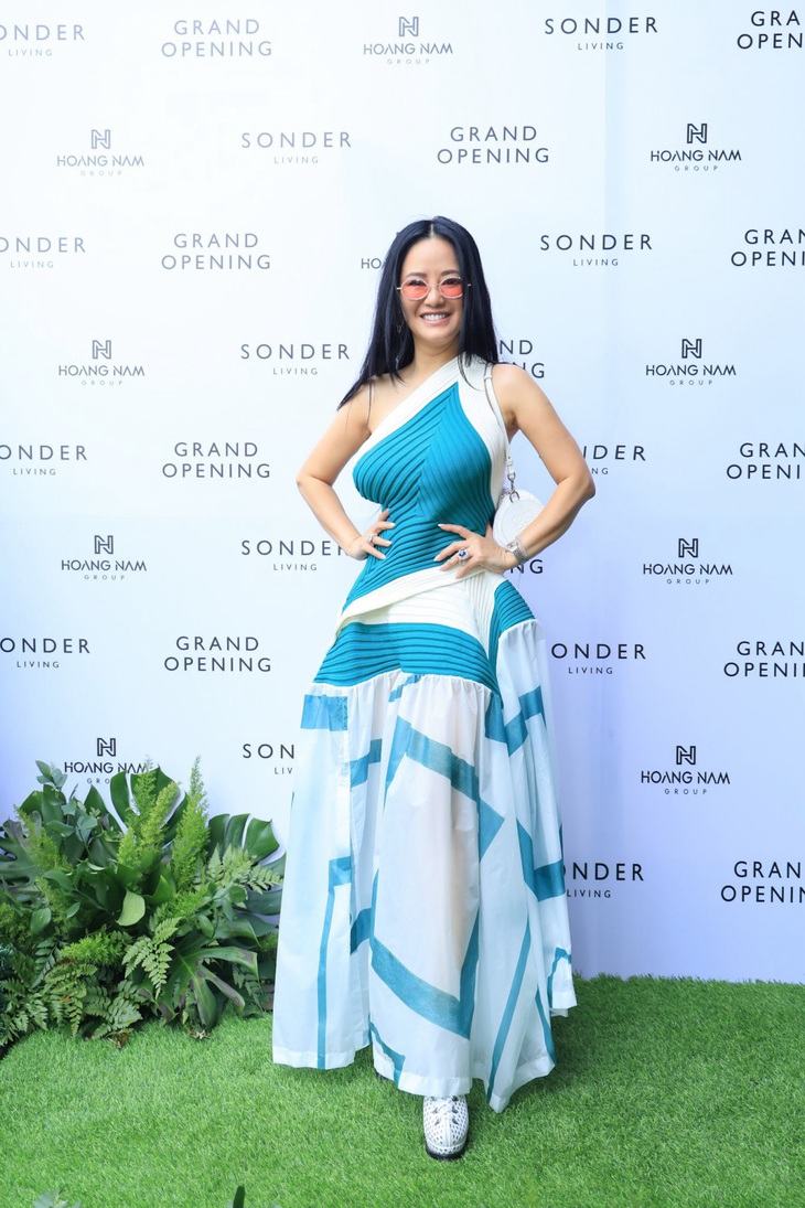 Hồng Nhung ghi điểm với phong cách cá nhân độc đáo. Cô tạo nên sự bất ngờ với những chi tiết thời trang độc đáo, tạo nên một diện mạo mới mẻ và thú vị.