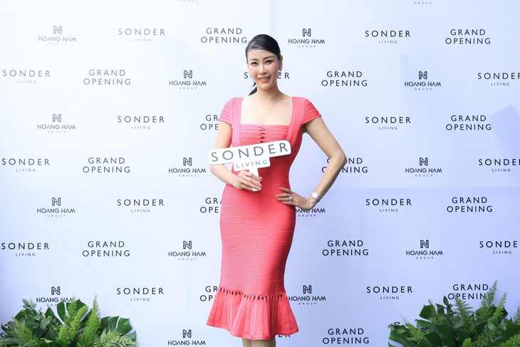 Hoa hậu Hà Kiều Anh   tinh ý lựa chọn màu sắc tươi tắn trong ngày vui với ý nghĩa mang đến nhiều may mắn cho chủ nhân bữa tiệc.