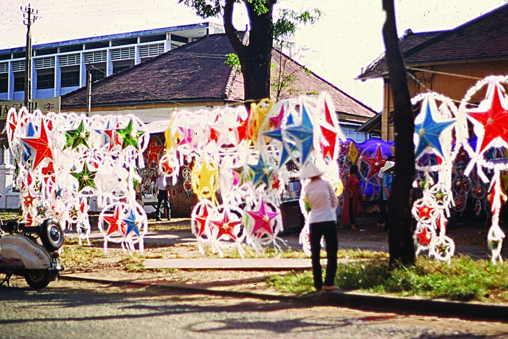 Bán đèn trang trí lễ Giáng sinh phía trước Trường Hòa Bình, năm 1969. Ảnh: George Lane