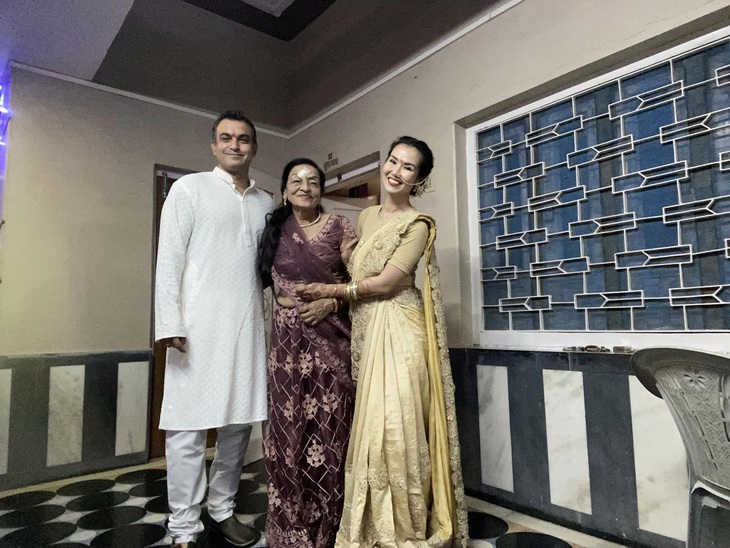 Mẹ chồng Ấn Độ của Võ Hạ Trâm hết mình ủng hộ nàng dâu