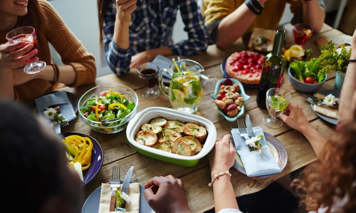 Thưởng tiền để tăng tính kết nối giữa các đồng nghiệp.