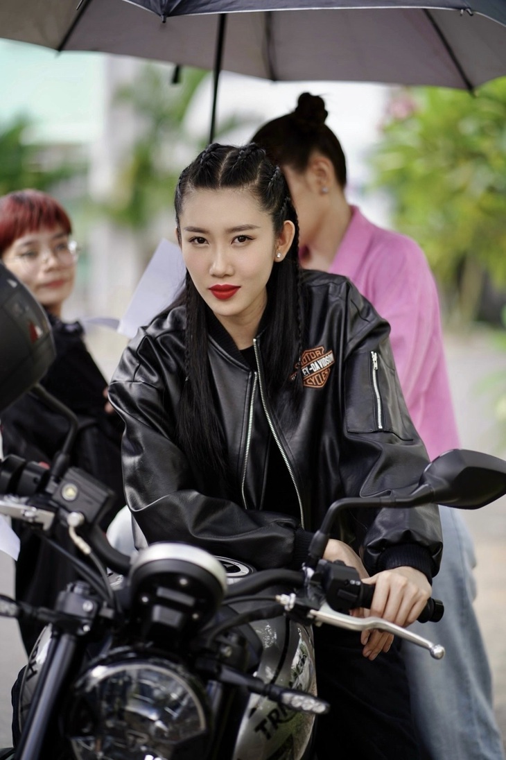 Tạo hình đả nữ siêu ngầu của Thúy Ngân trong 'Trên bàn nhậu, dưới bàn mưu'