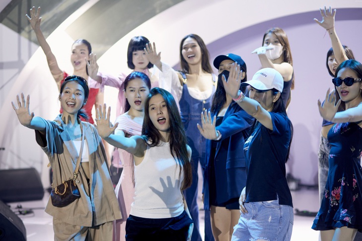 Cô dâu Diễm My 9X cùng hội bạn thân hào hứng tập luyện tiết mục để "quẩy" trong tiệc cưới