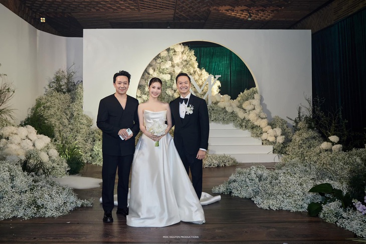 Trấn Thành bảnh bao với trang phục vest đen cá tính