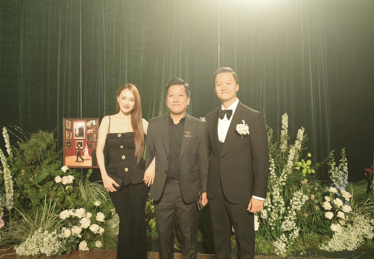 Vợ chồng Trường Giang - Nhã Phương diện đồ đồng điệu, chụp ảnh kỷ niệm cùng ông xã Diễm My 9X