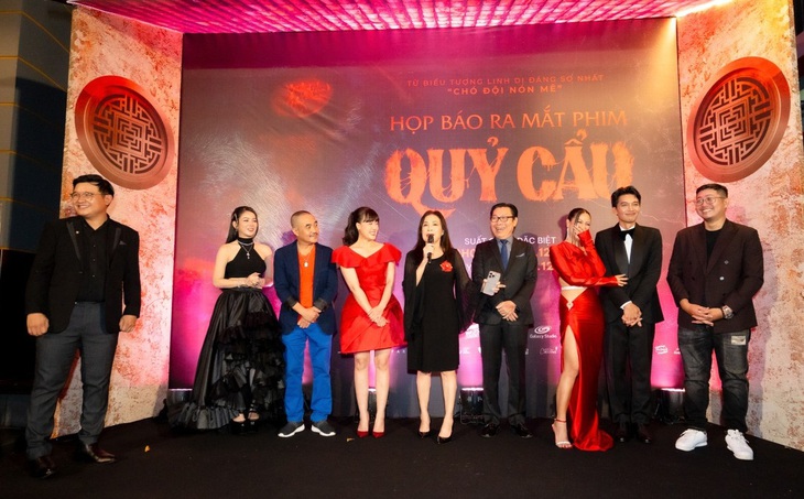 Ê kíp phim Quỷ cẩu gồm diễn viên, đạo diễn, nhà sản xuất tại sự kiện công chiếu