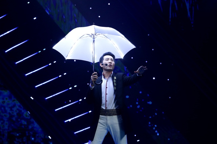 23 năm hoạt động nghệ thuật, Nguyễn Phi Hùng vẫn giữ được sắc vóc trẻ trung, năng động nhờ thói quen tập nhảy múa và yoga