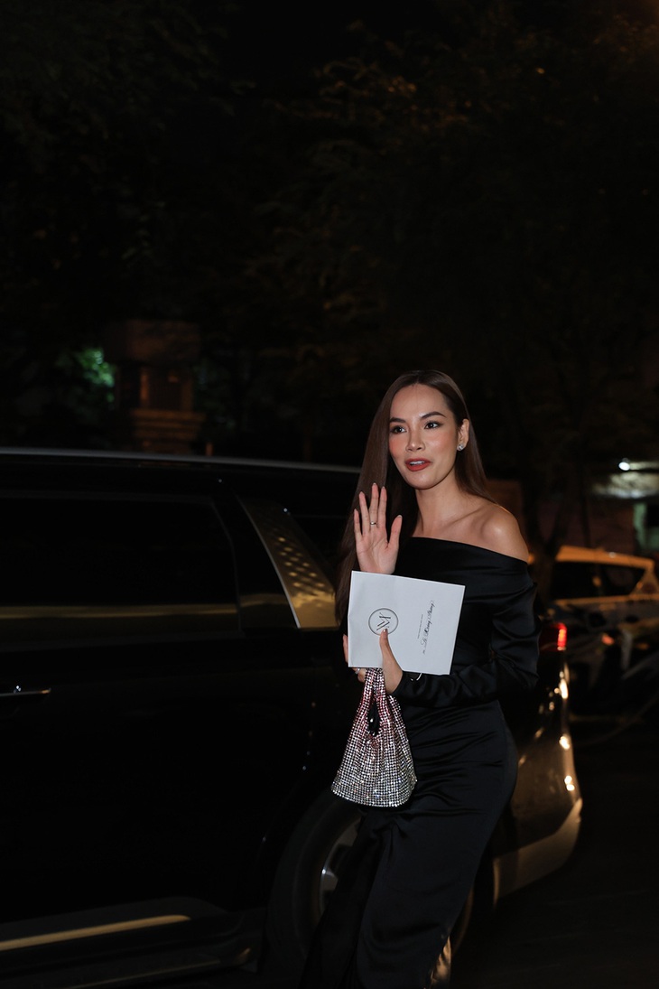 Hoa hậu Lê Hoàng Phương để tóc thẳng mặc đầm đen lệch vai quý phái